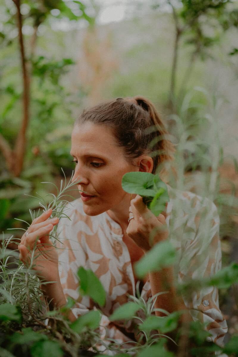Sabrina dans le jardin créole